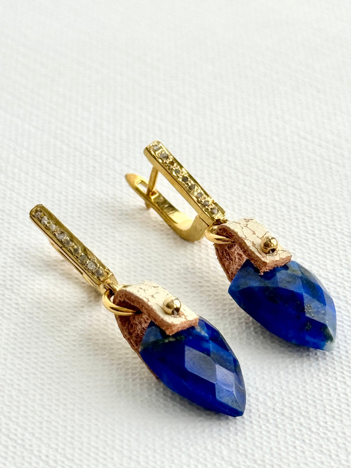 Lapis lazuli shield earrings angled, deep blue faceted shields, ivory crackle leather