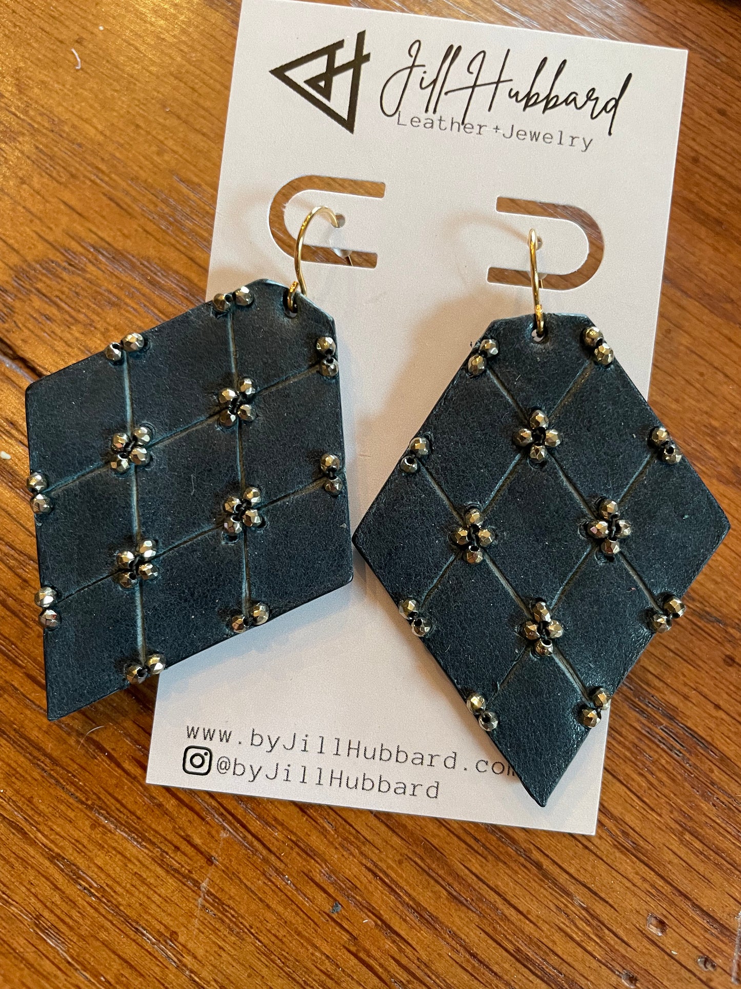 Medium QUILTED leather earrings